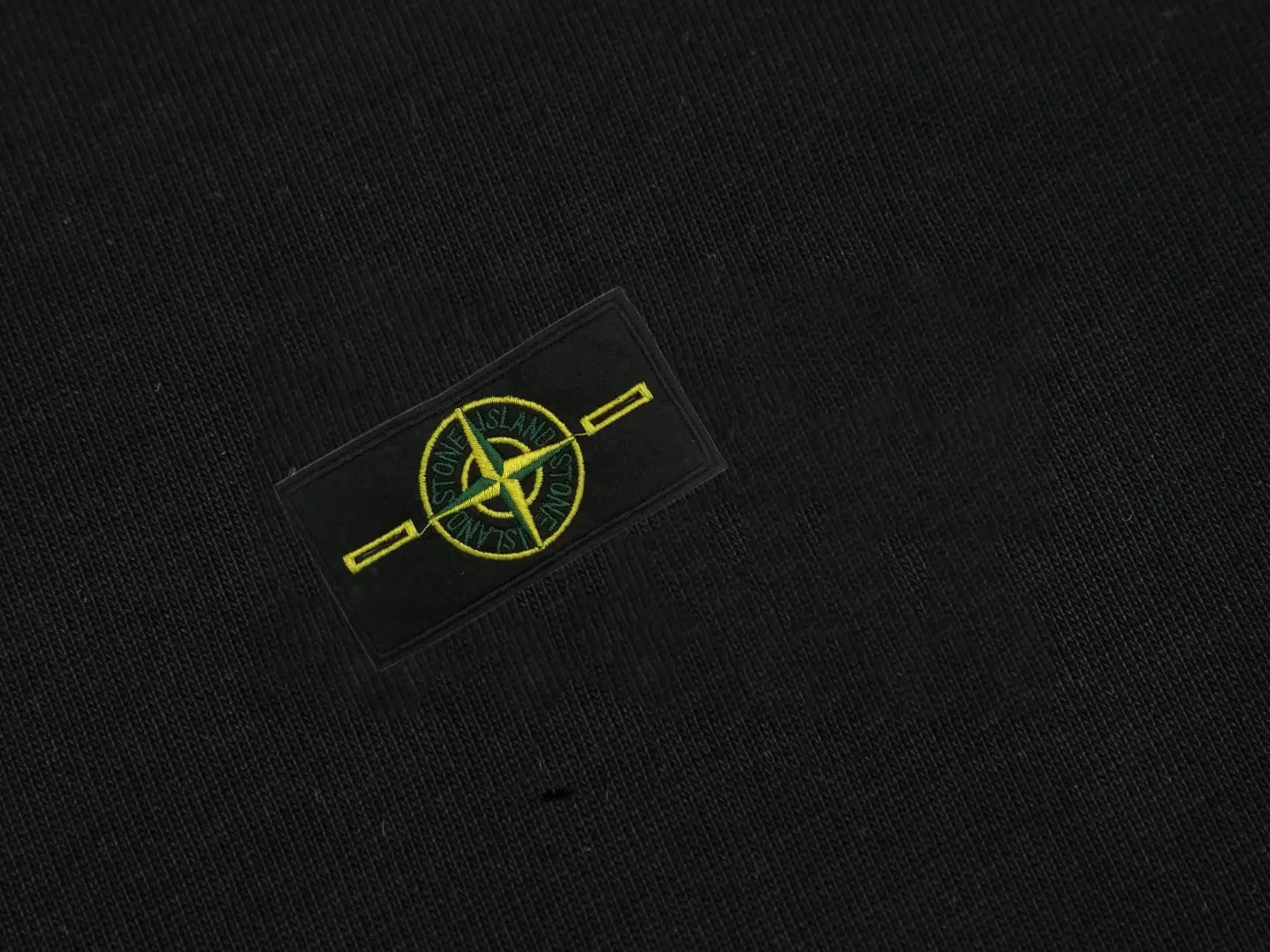 P150 STONE ISLAND Stone Island solid color logo, available at the counter, original order, fashionable and casual round neck short-sleeved T-shirt, the upper body is very unique! Eye-catching and bright, imported original fabric, 🪡 craft letter pattern decorated logo, simple yet fashionable, classic atmosphere, comfortable and breathable, handsome and stylish upper body, 2️⃣ recommended colors, size: S-2XL